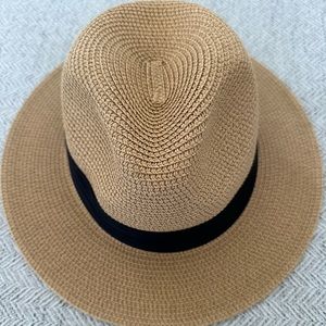 Used/like new Tan Hat 👒 perfect for the fall or all year around